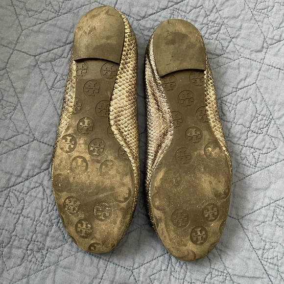 Tory Burch ballet slipper with silver TB emblem in snake print leather. Size 8.5 - Picture 4 of 4